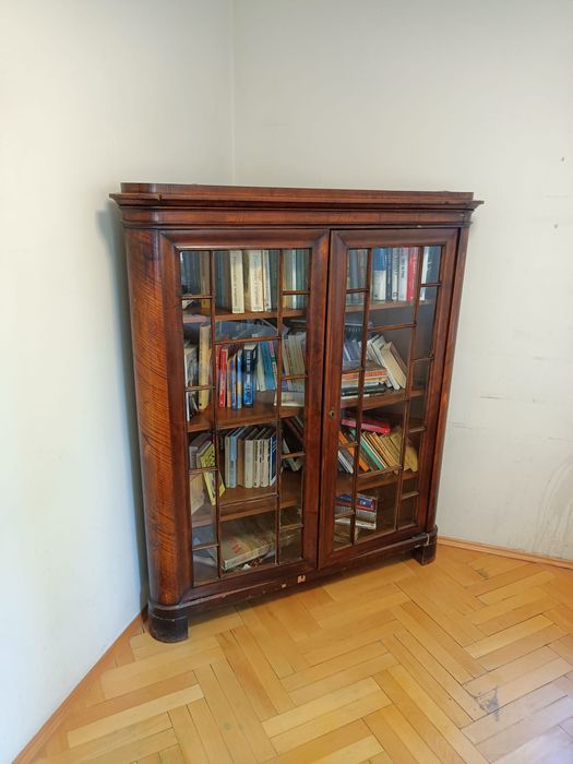 Drewniana biblioteczka witryna narozna przeszklona na książki zastawe