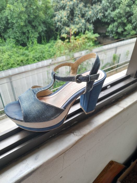 Sandálias compensadas em ganga