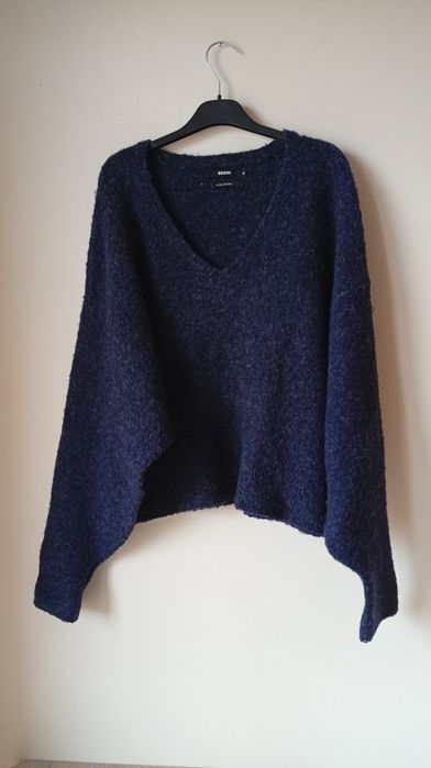 Granatowy sweter oversize z domieszką wełny, rozmiar M