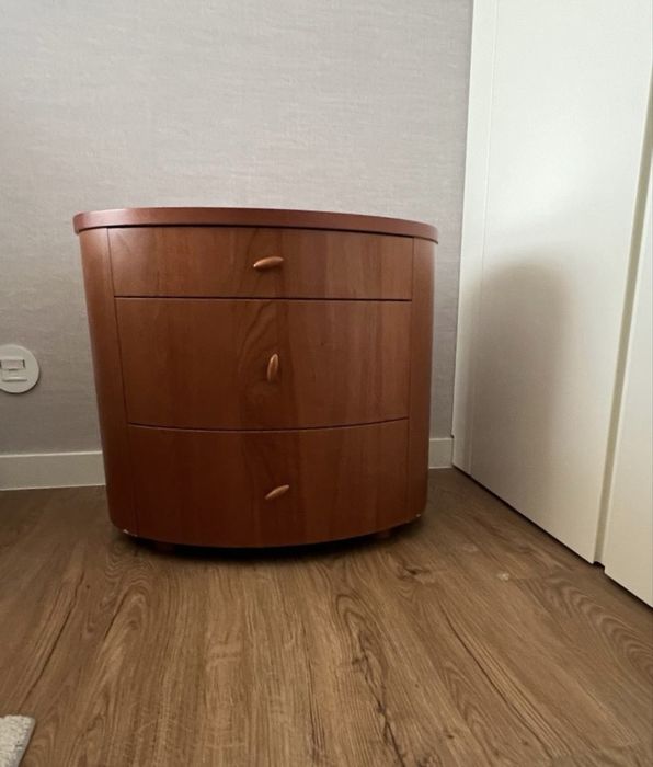 Mobilia de quarto: 1 estrado, 2 mesas de cabeceira, 1 comoda