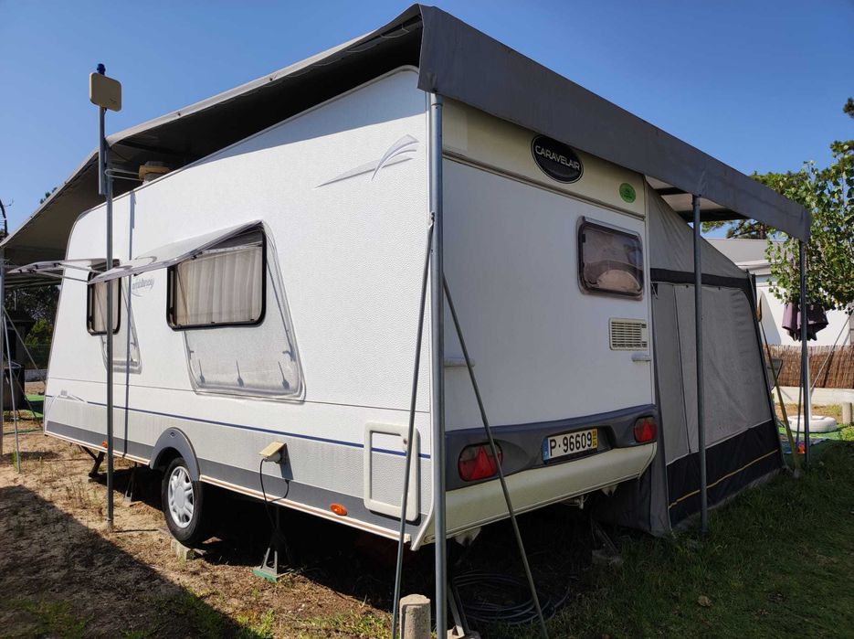 Alvéolo com Roulote Caravelair, avançado e cozinha(Campismo Furadouro)