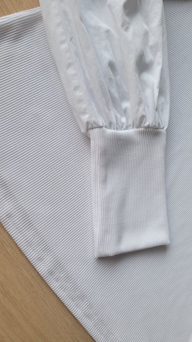 Bluzka Neew Look pufiaste rękawy