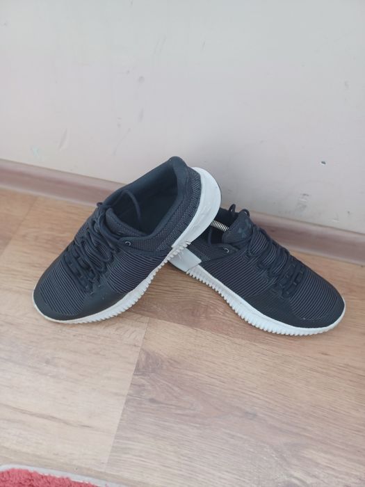 Оригінальні кроссовки under armour