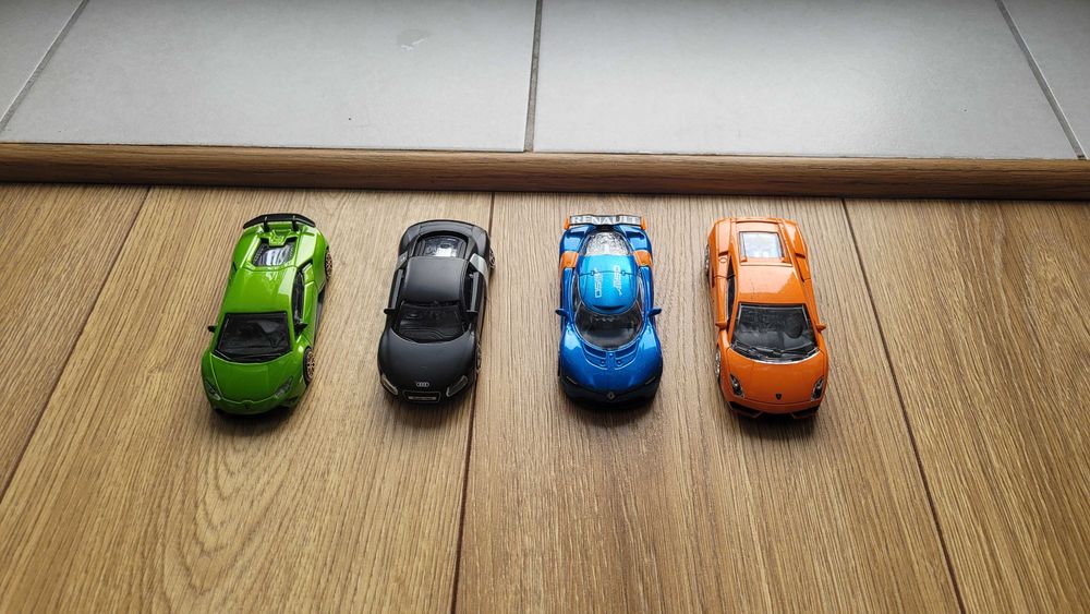 Auta wyścigowe 3 burago plus 1 resoraki większe