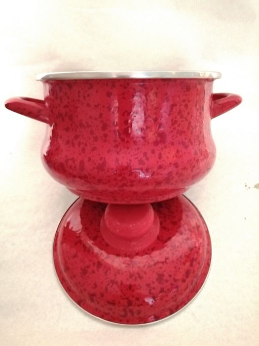 Кастрюля красная с вкраплениями, Сербия