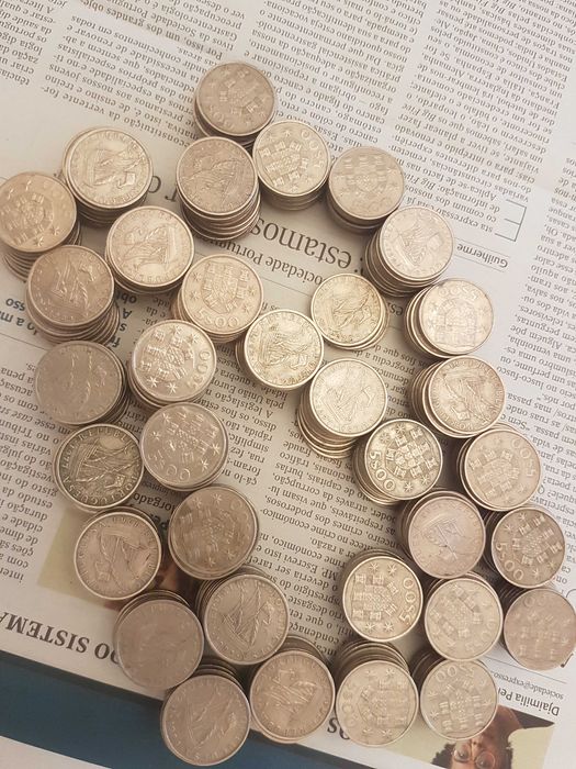 Lote 930 Moedas em Escudos em Bronze e Cuproníquel - Ver Texto