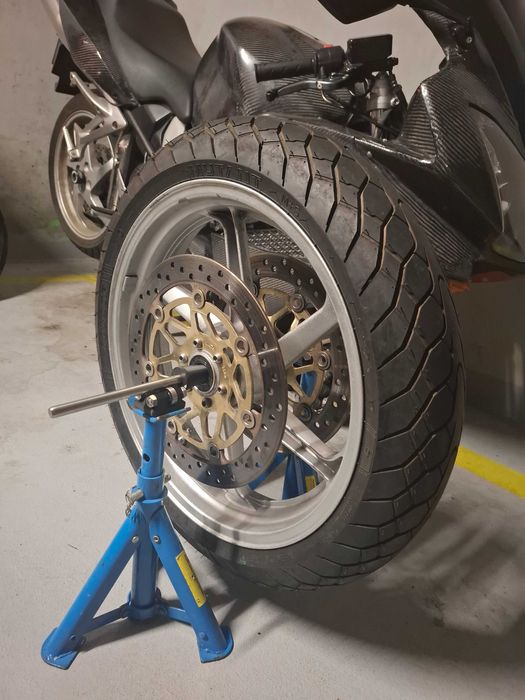 Statyczna wyważarka do kół motocyklowych – mobilna i kompaktowa