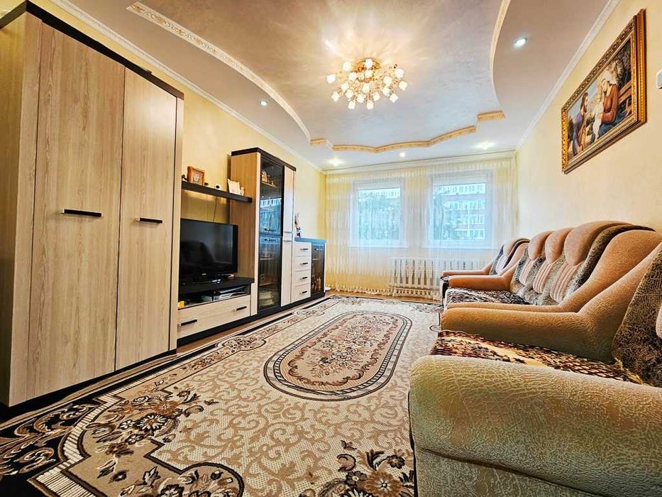 Продається житлова 3-кімнатна квартира на 2-поверсі біля парку...