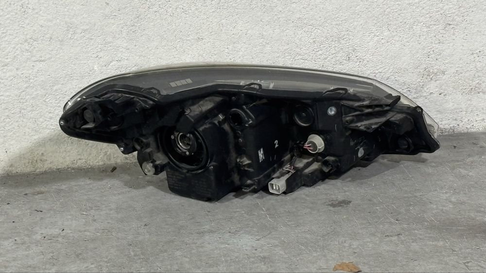 Farol Dianteiro Esquerdo Toyota Yaris — HIR2 + Projetor + LED Diurno