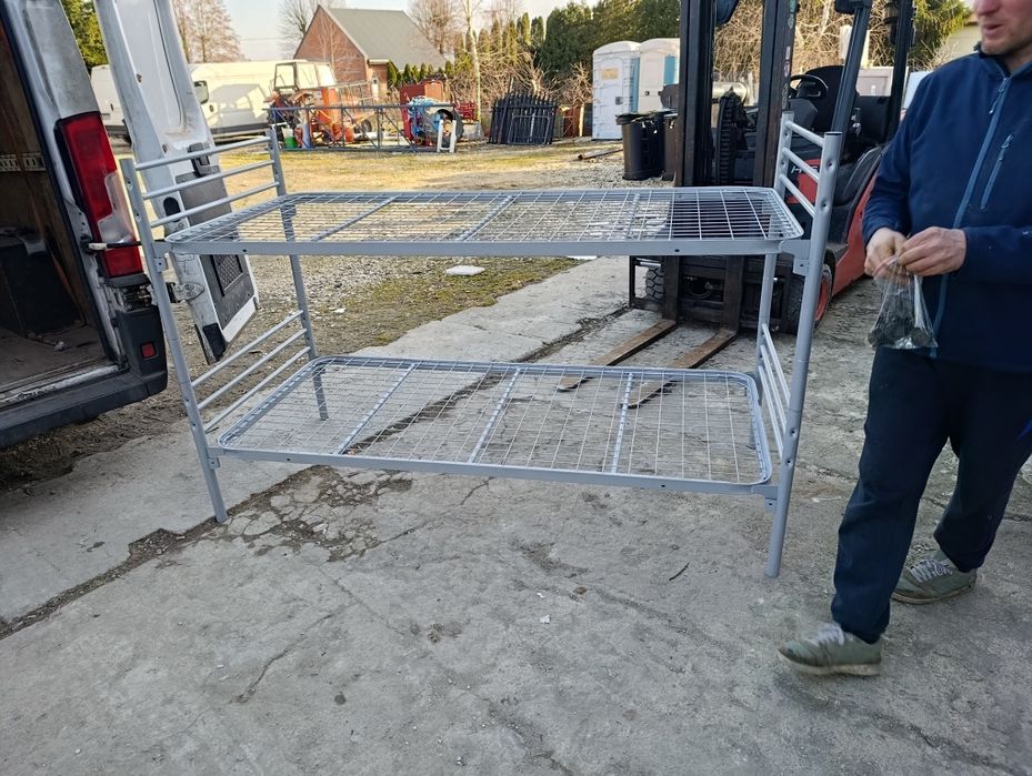 łóżko piętrowe metalowe.