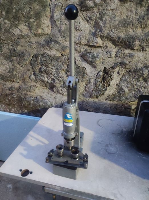 Máquina de forrar botões ou crachás Astor 53