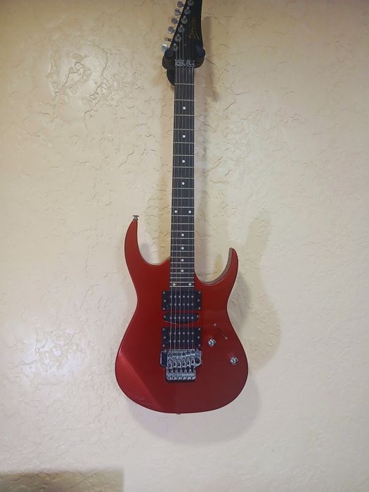 Електрогітара devisew LG-5
Форма -  superstarat 
бридж -  floyd rose