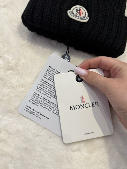 Шапка moncler жіноча вʼязана з натуральним хутром