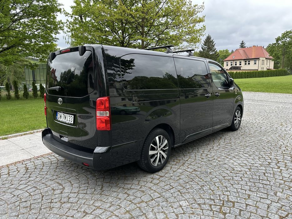 Wynajem Toyota ProAce  Wersja VIP 8-osobowa Extra Long