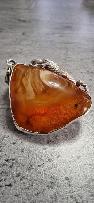 Nowy przepiękny wisior z bursztynem bałtyckim