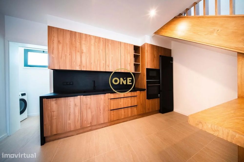 Moradia T2 Totalmente Remodelada em Frente à Praia da Ribeira Quente