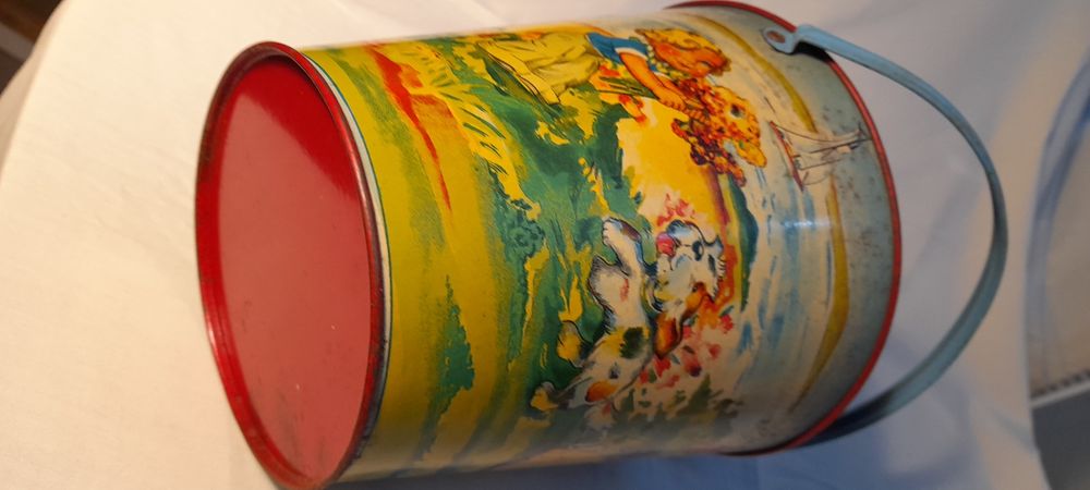 Balde de brincar em lata pintado , anos 40(?)