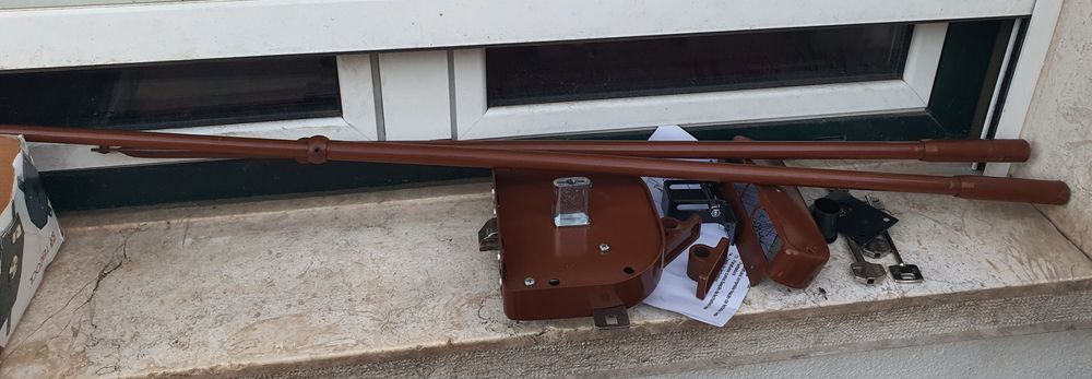 fechadura de sobrepor de segurança com trancas verticais