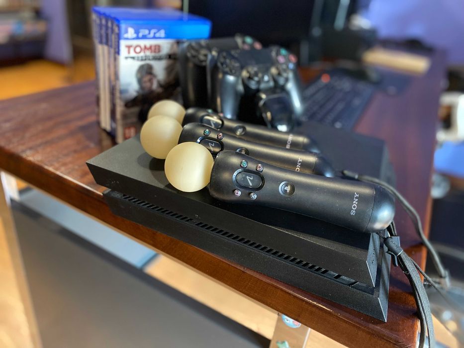 Playstation 4 com 7 jogos e dois comandos