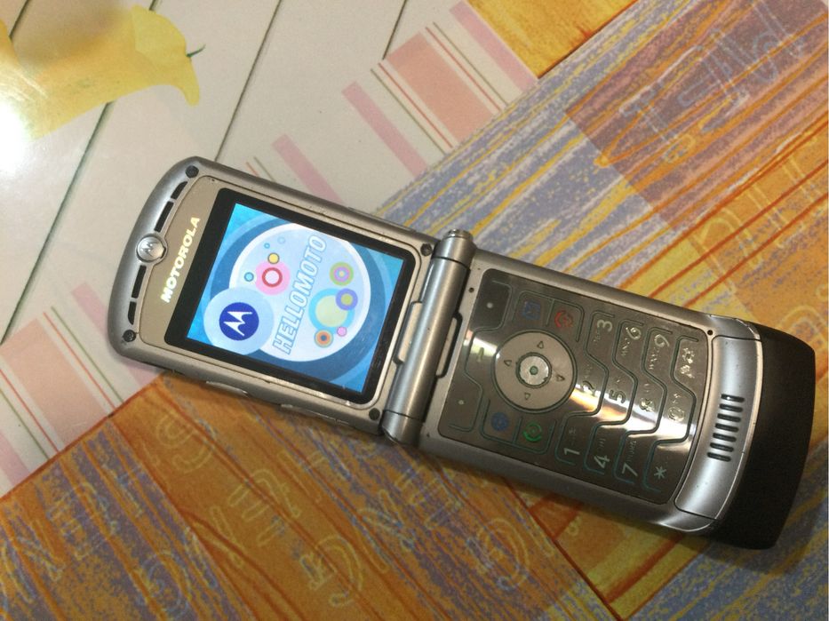 Кнопочный телефон моторола раскладушка.