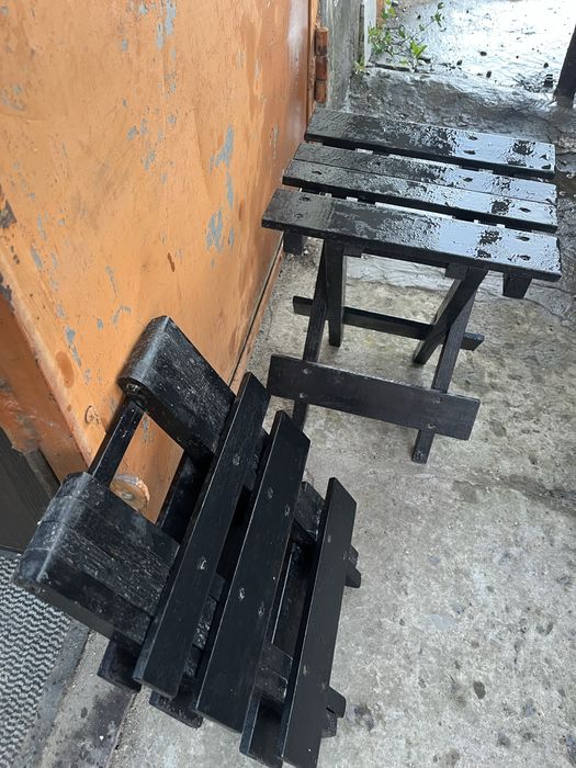 Чорні розкладні табурети