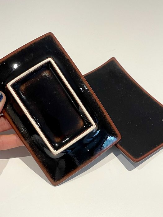 Saboneteiras Castanhas e Pretas