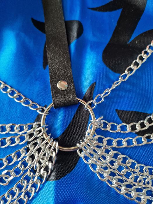 Seksowna skórzana uprzęż damska z łańcuszkami