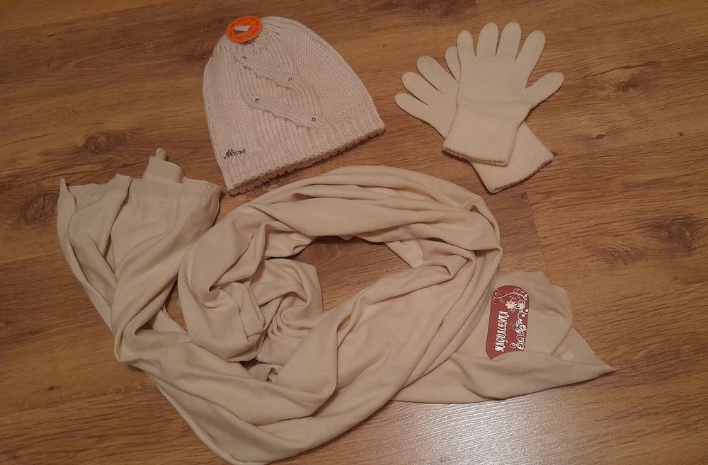 Czapka, szal i rękawiczki.