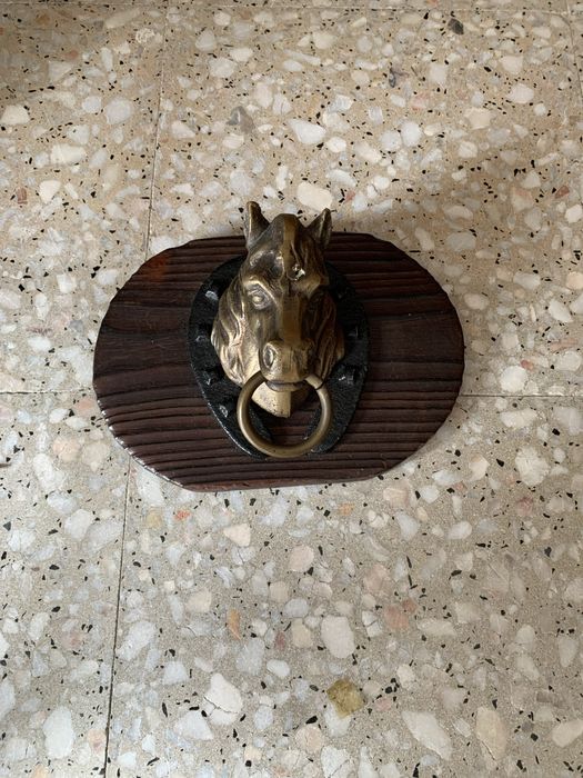 Cabeca de cavalo em latao com suporte de madeira para pendurar