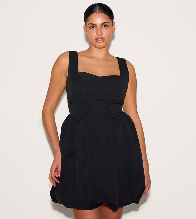 Чорна коротка сукня