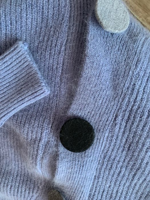 Вовняний жіночий кардиган пильно-бузкового кольору.Підійде на  XL.