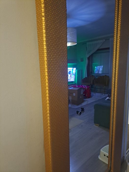 Espelho dourado de parede