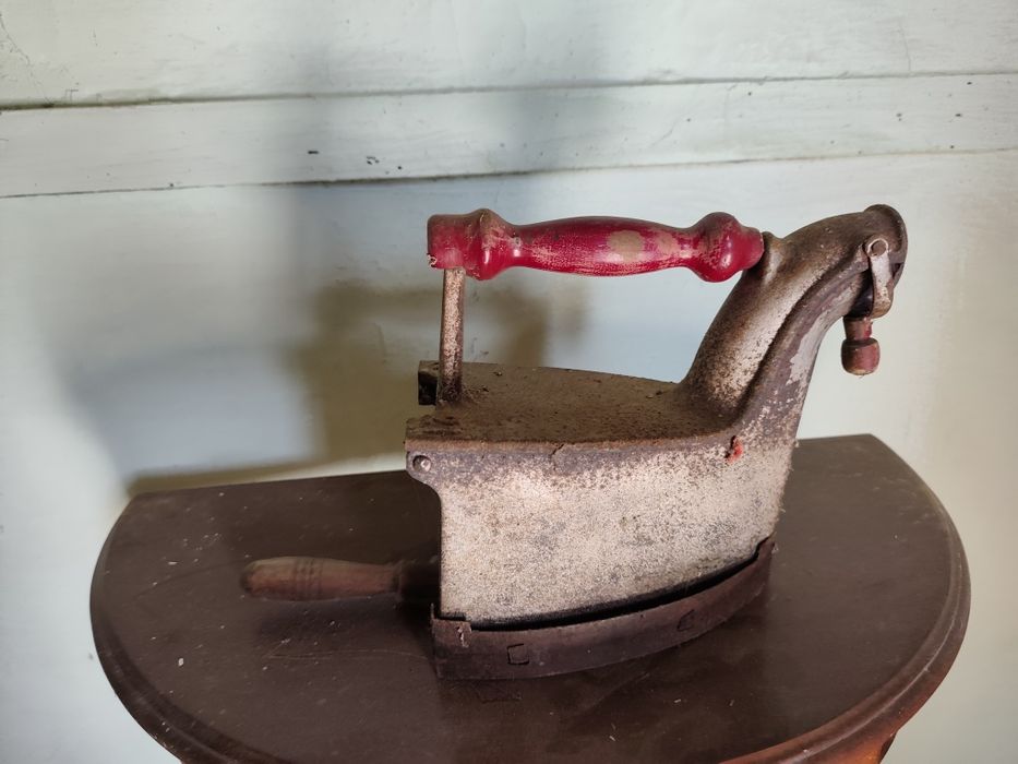 Ferro de engomar de ferro antigo