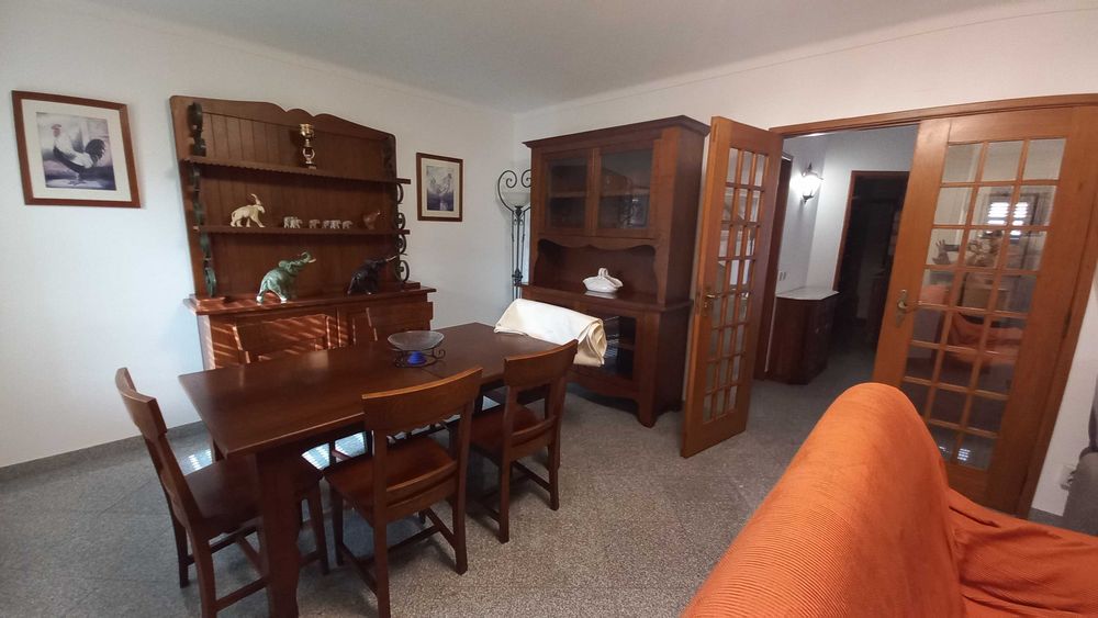 Moradia RC, 1º andar e quintal em Évora
