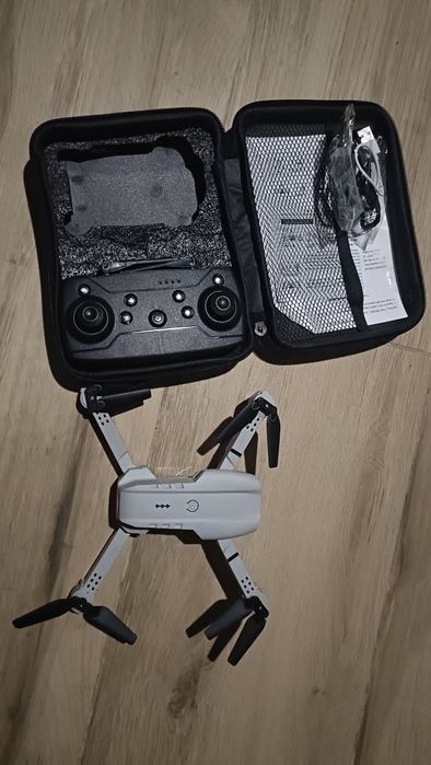 Drone com comando e caixa de transporte