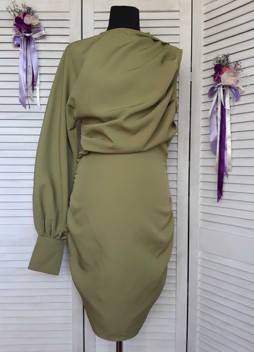 Стильное, драпированное, ассиметричное мини плаття prettylittlething