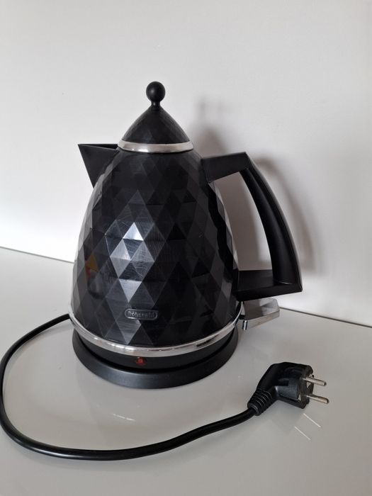 Czajnik elektryczny DeLonghi Brillante czarny