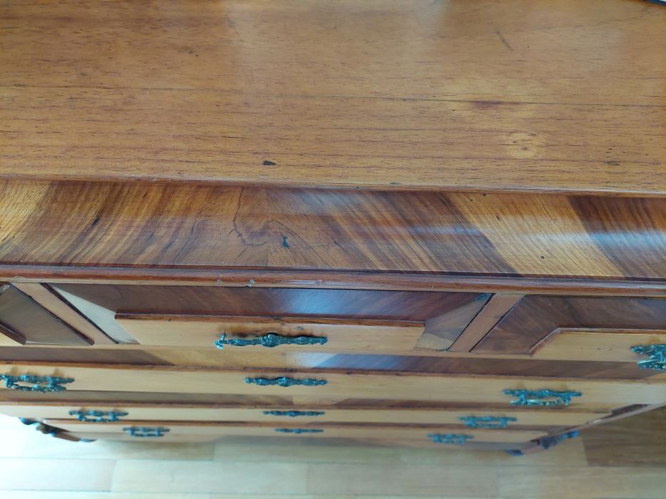 Cómoda antiga de estilo, com ferragens originais cinco niveis de gavet