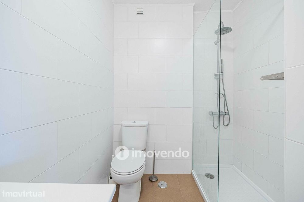 Apartamento T1 junto à praia, com estacionamento, Costa da Caparica