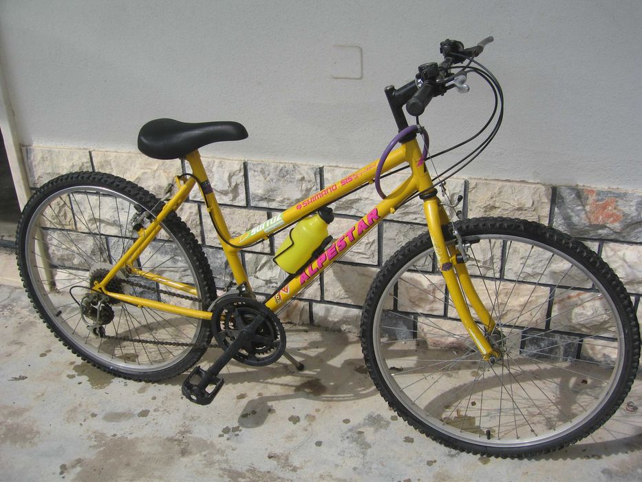 Bicicleta BTT amarela, em ótimo estado de funcionamento.