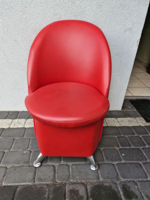 Czerwone pufy ze schowkiem