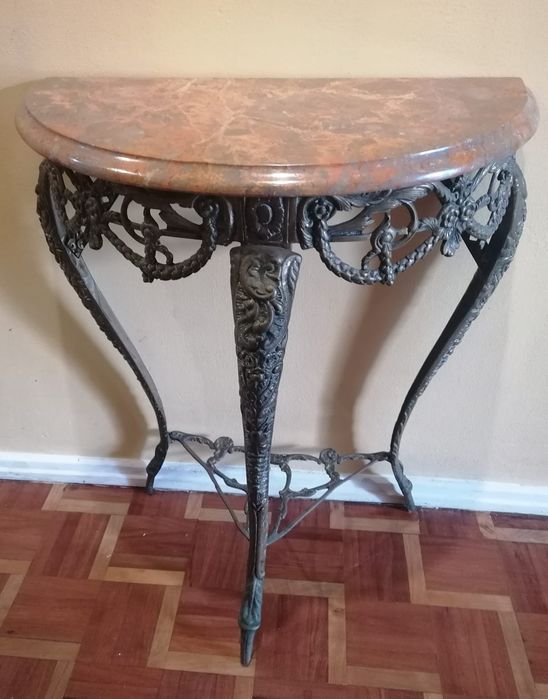 Bonita credência metal com tampo pedra mármore rosa como nova
Se encon