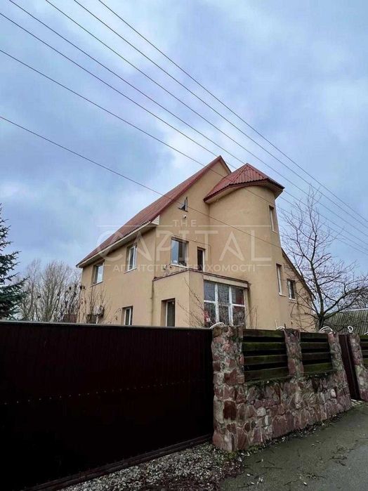 Оренда затишного та простірного будинку в Підгірцях