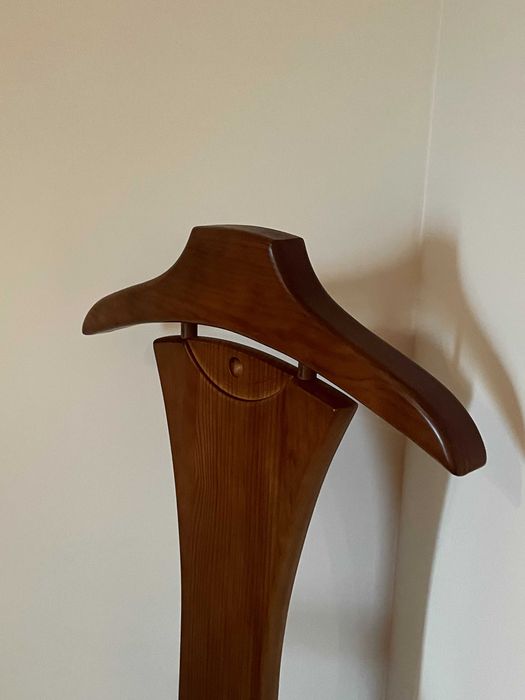 Cabide de pé em madeira com gaveta