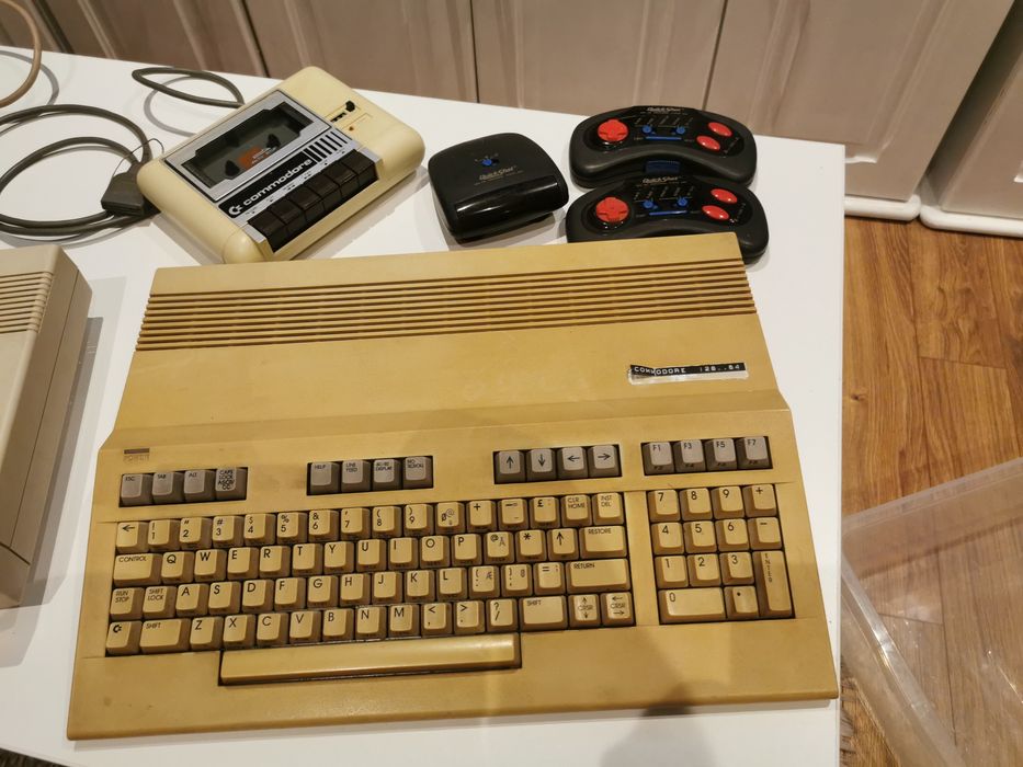 Komputer PRL Commodore 128