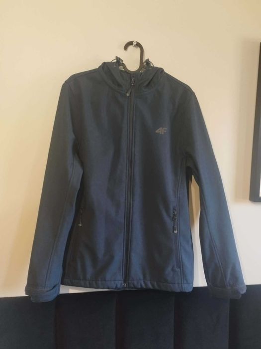 Granatowy softshell 4F z kapturem | Kurtka przejściowa, wiatroszczelna