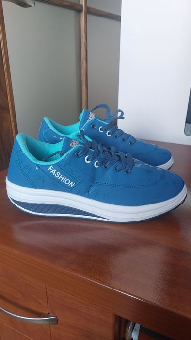 Niebieskie lekkie adidasy damskie