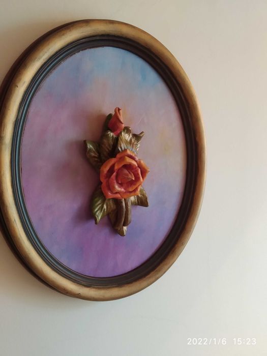 Moldura com flor esculpida