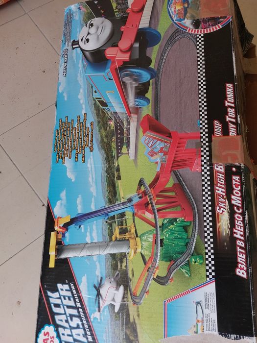 Conjunto comboio Thomas sky high jump