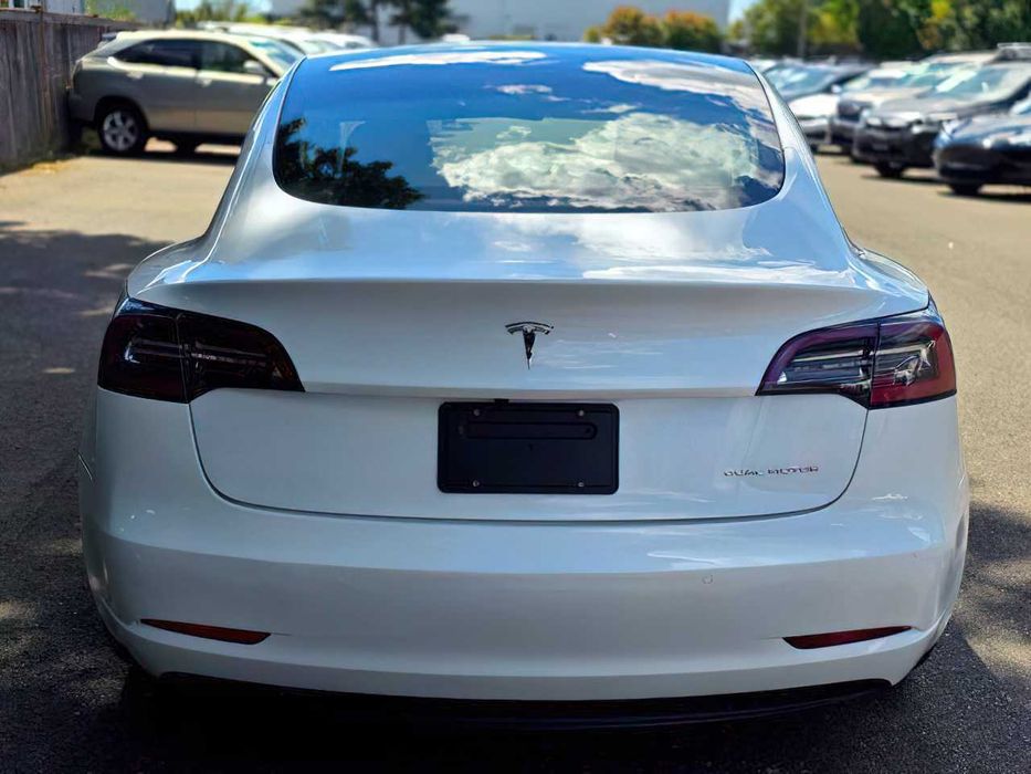 Tesla Model 3 Long Range      2021